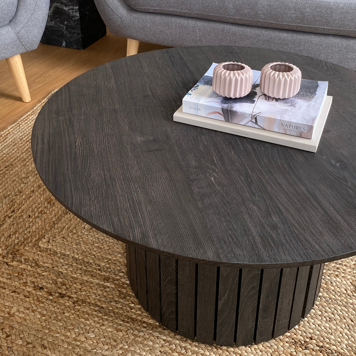Milas - Table basse ronde en lamelles Ø80 cm en placage de chêne fumé avec pied colonne