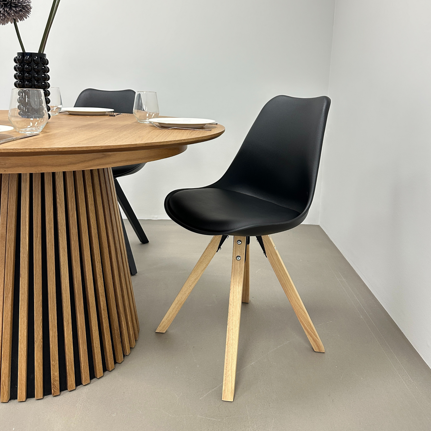 Aria - Chaise de salle à manger noire avec pieds en bois