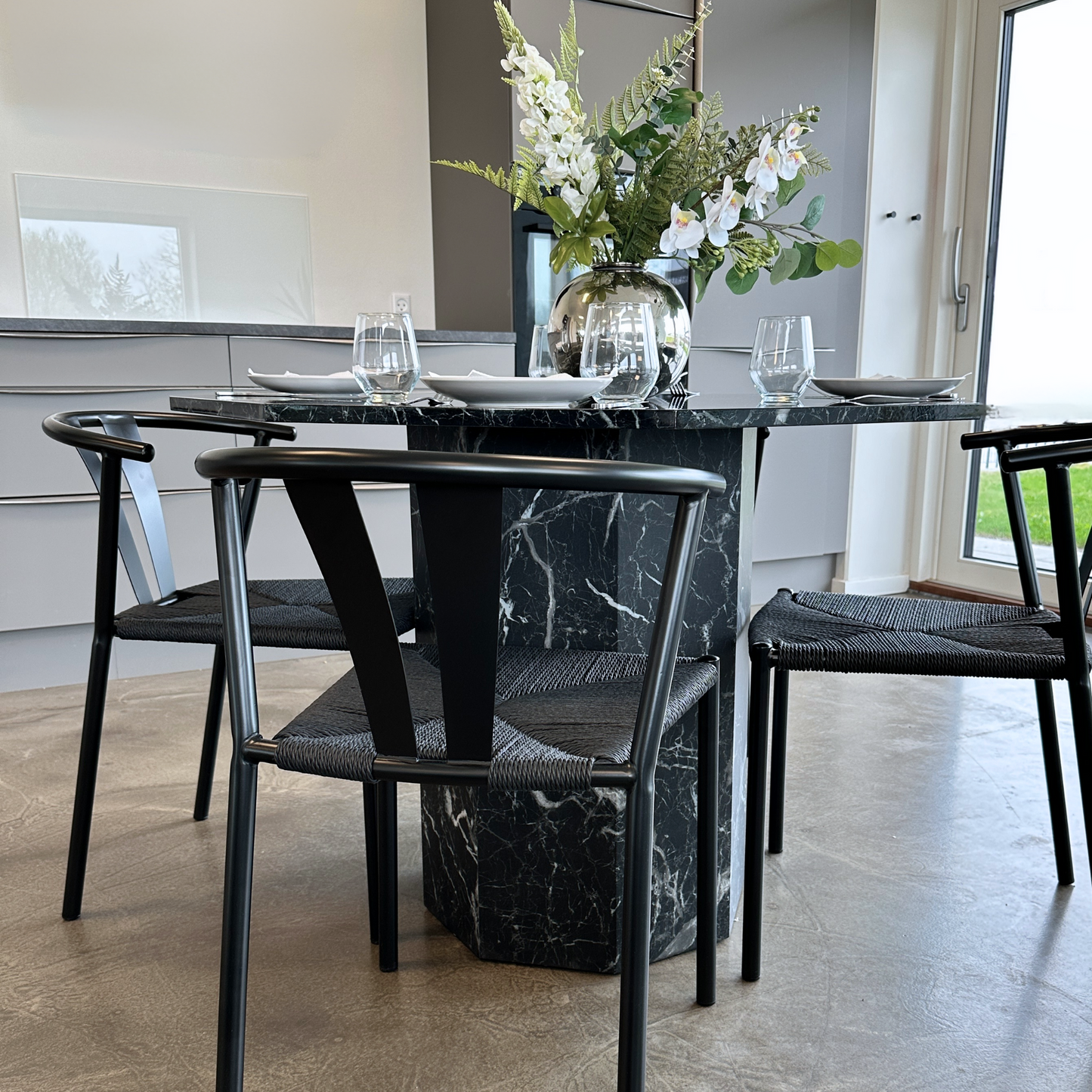 Shila - Chaise de salle à manger noire avec tressage noir