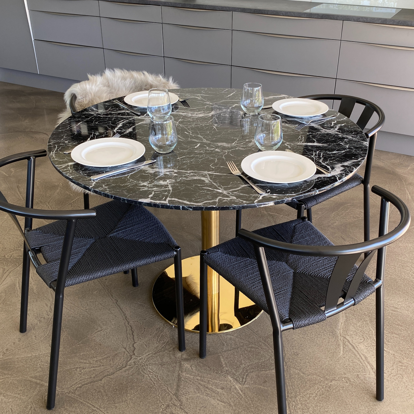 Lazio - Table ronde aspect marbre noir avec pieds en laiton/doré Ø110 cm