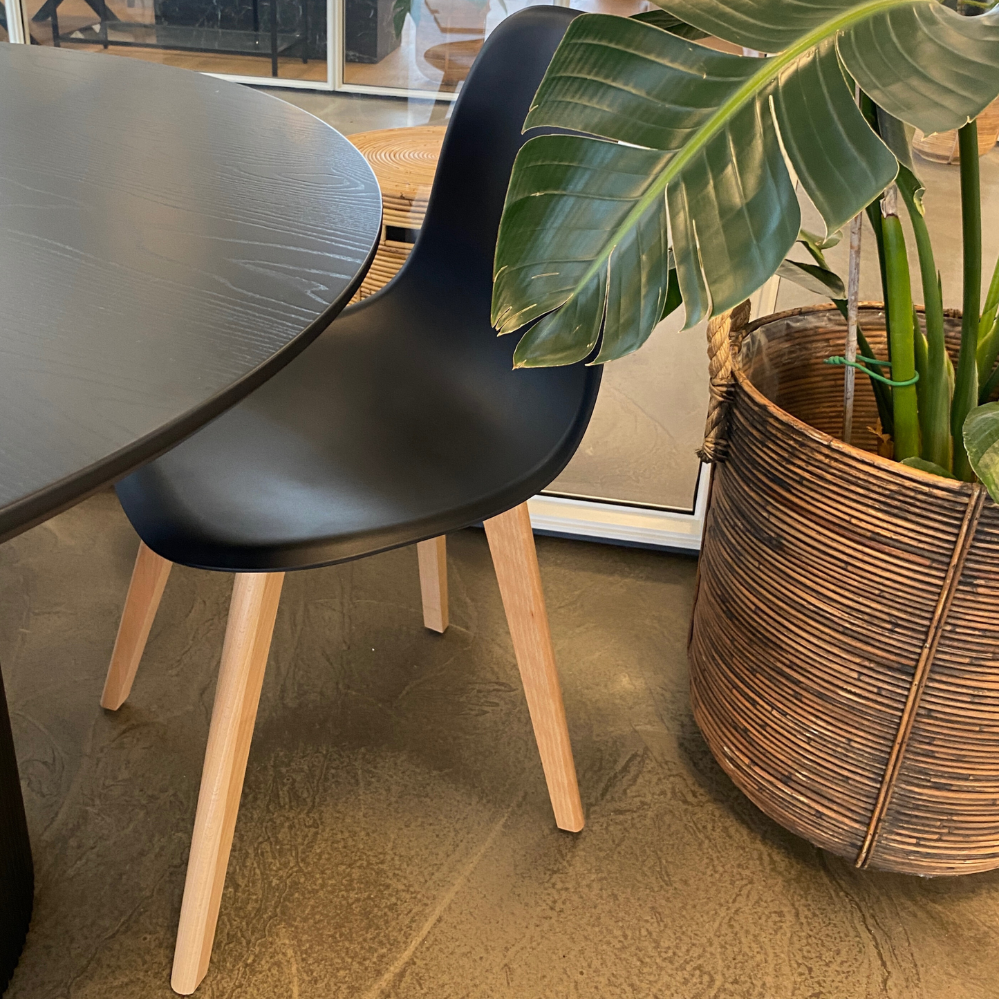 Jessica - Chaise de salle à manger noire avec pieds en bois