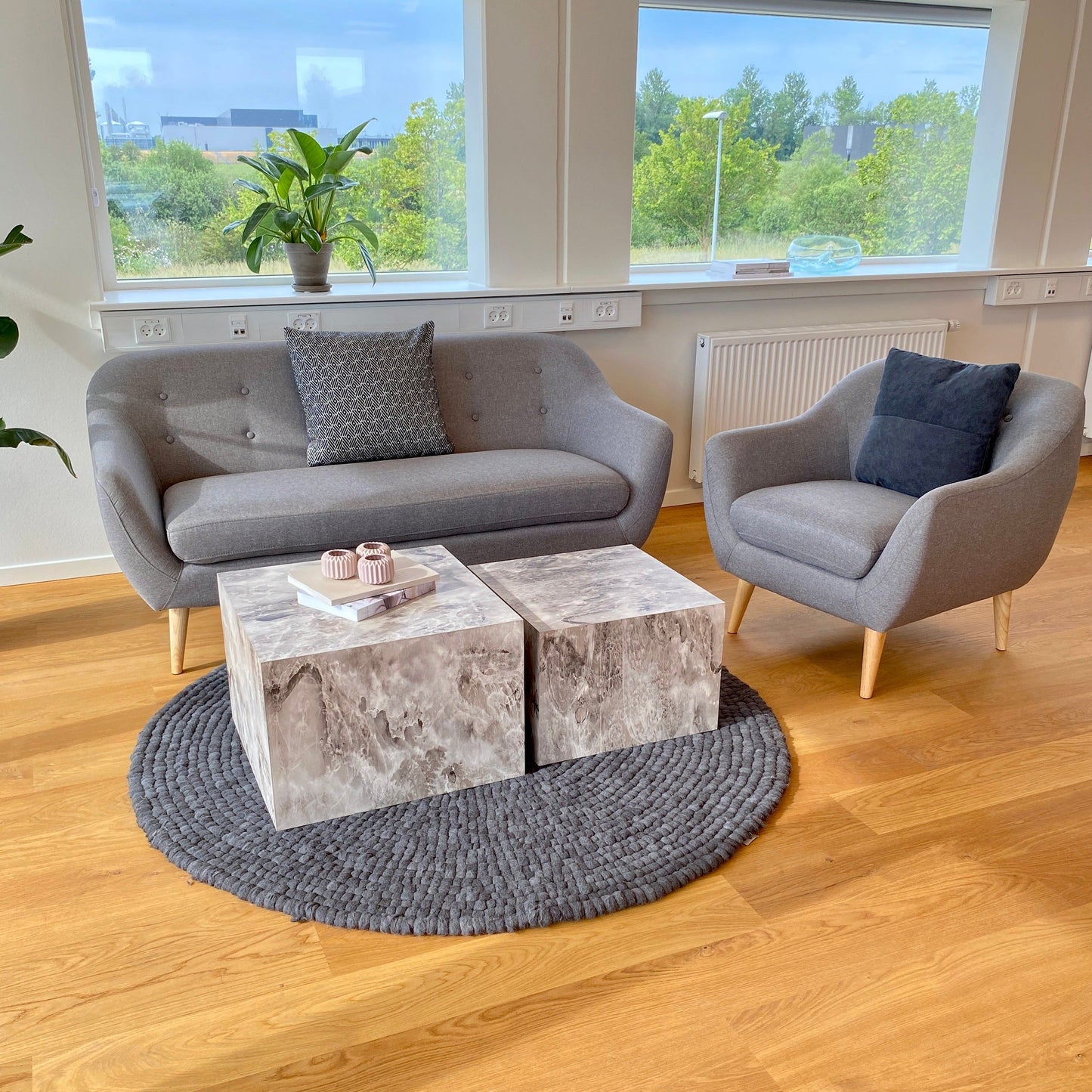 Layla - Canapé 3 places en tissu gris avec pieds en bois L:169 x P:83 x H:82 cm