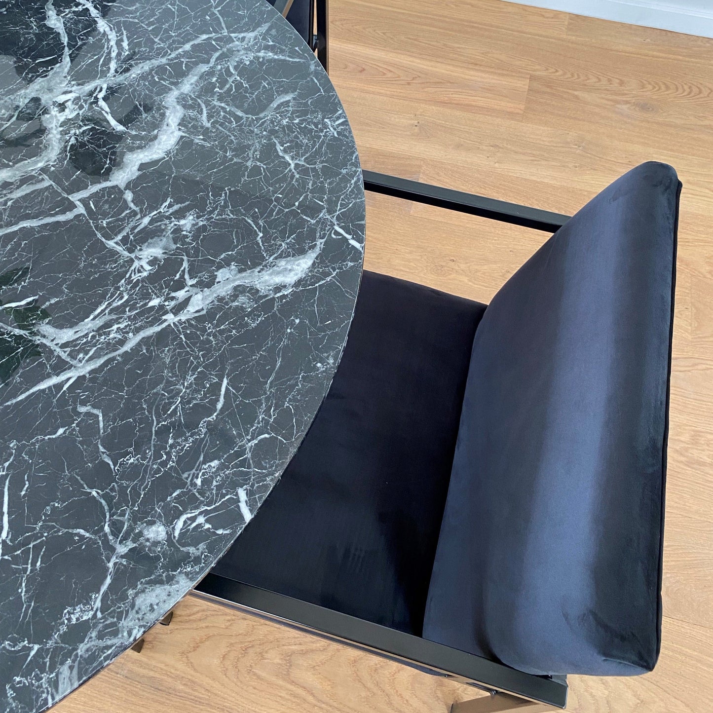 Allie - Chaise de salle à manger en velours noir avec accoudoirs