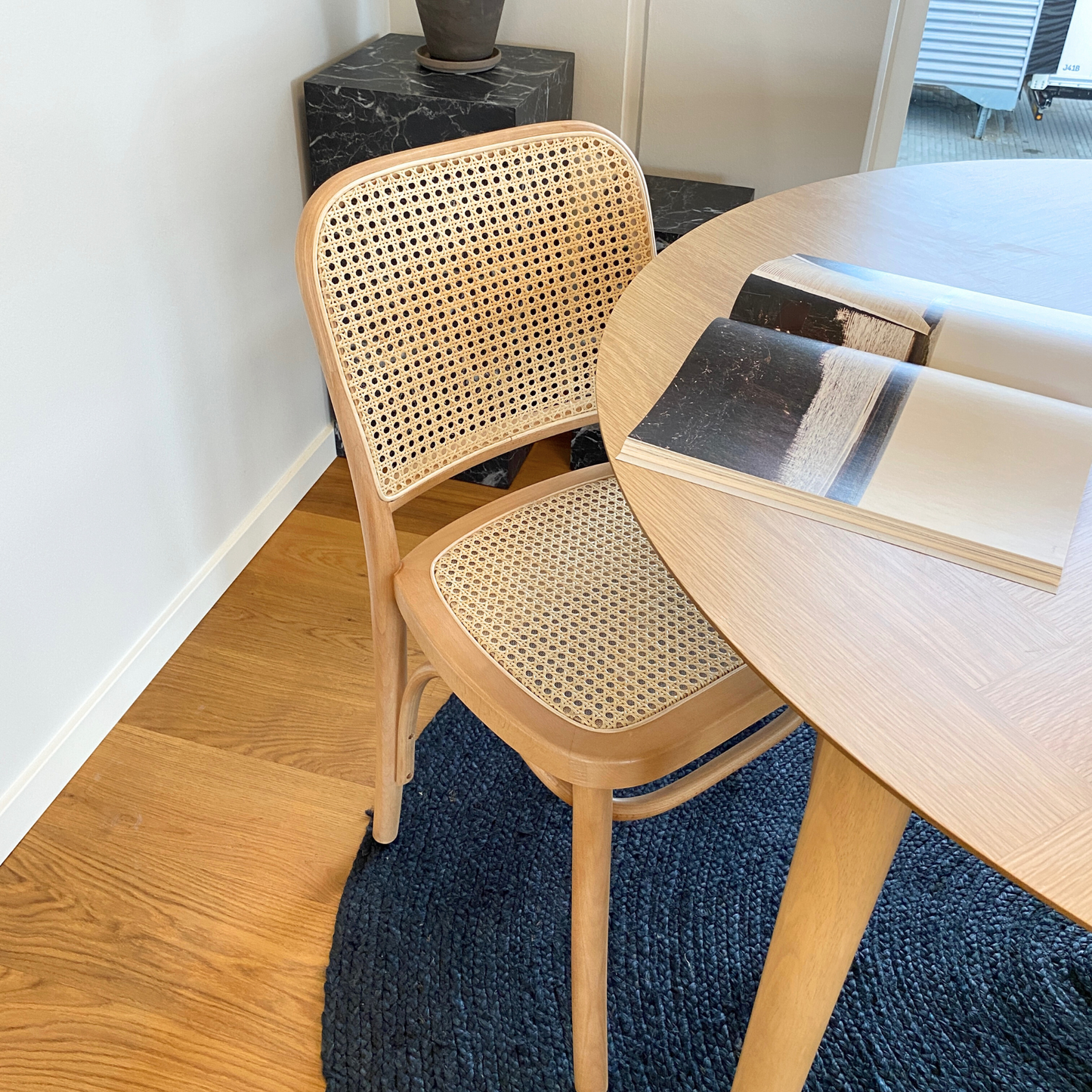 Agnès - Chaise de salle à manger en bois de hêtre naturel avec cannage