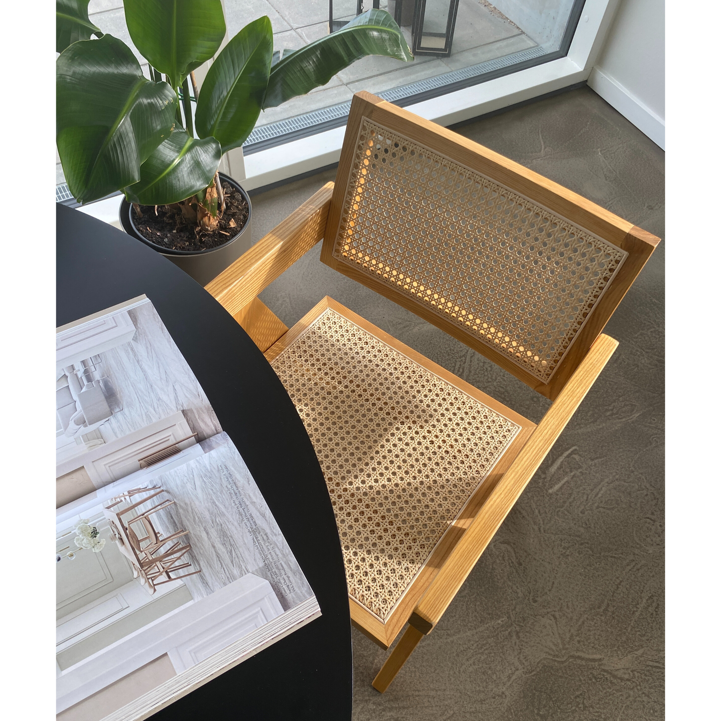 Ava - Chaise de salle à manger avec accoudoirs en frêne avec assise en osier tressé