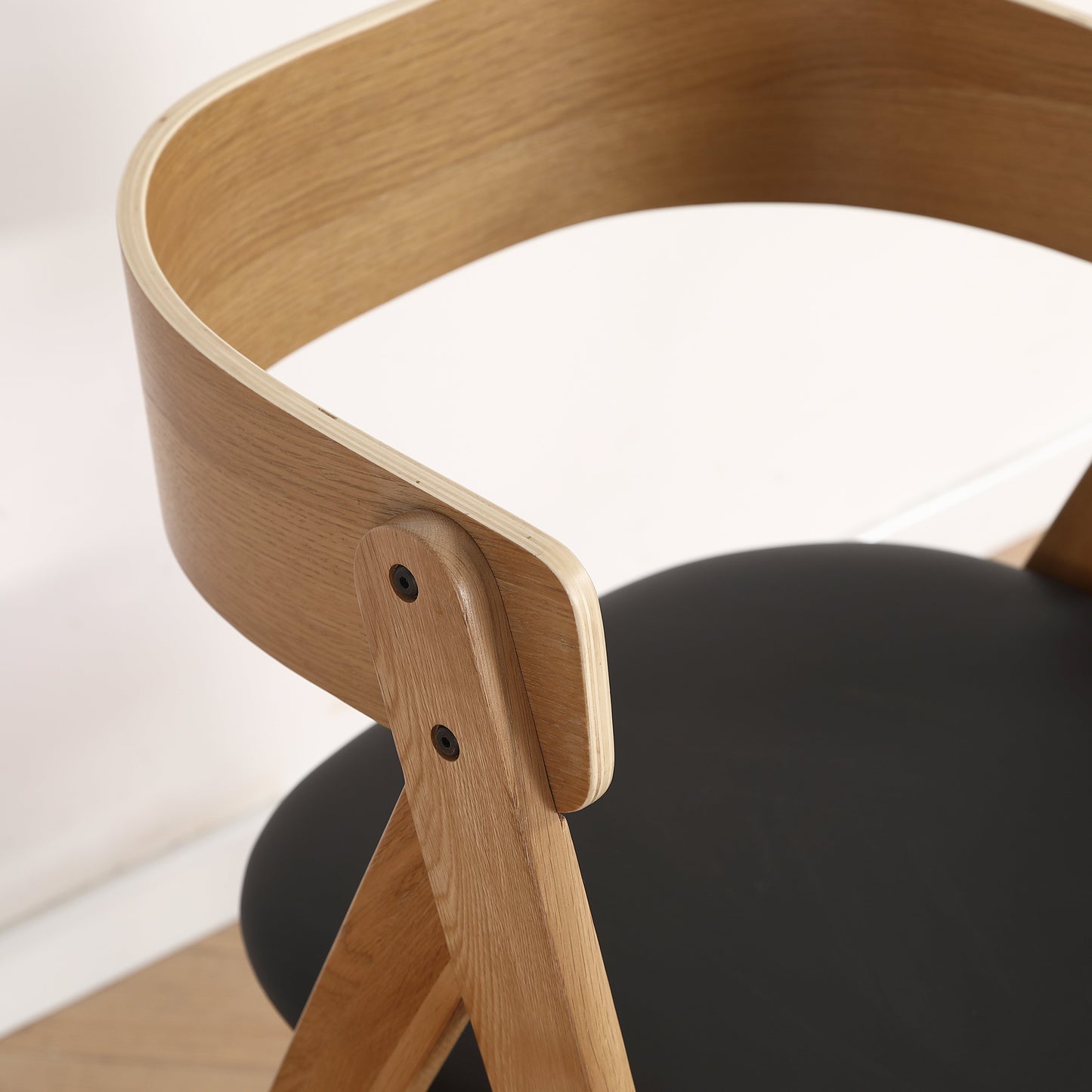 Chaise en bois Samantha en chêne avec assise en PU noire