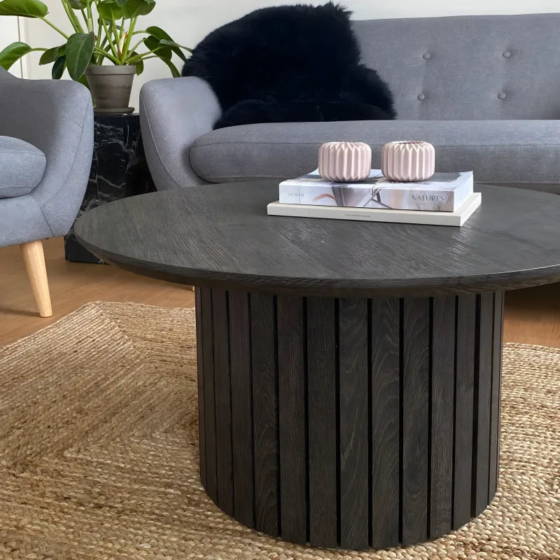 Milas - Table basse ronde en lamelles Ø80 cm en placage de chêne fumé avec pied colonne