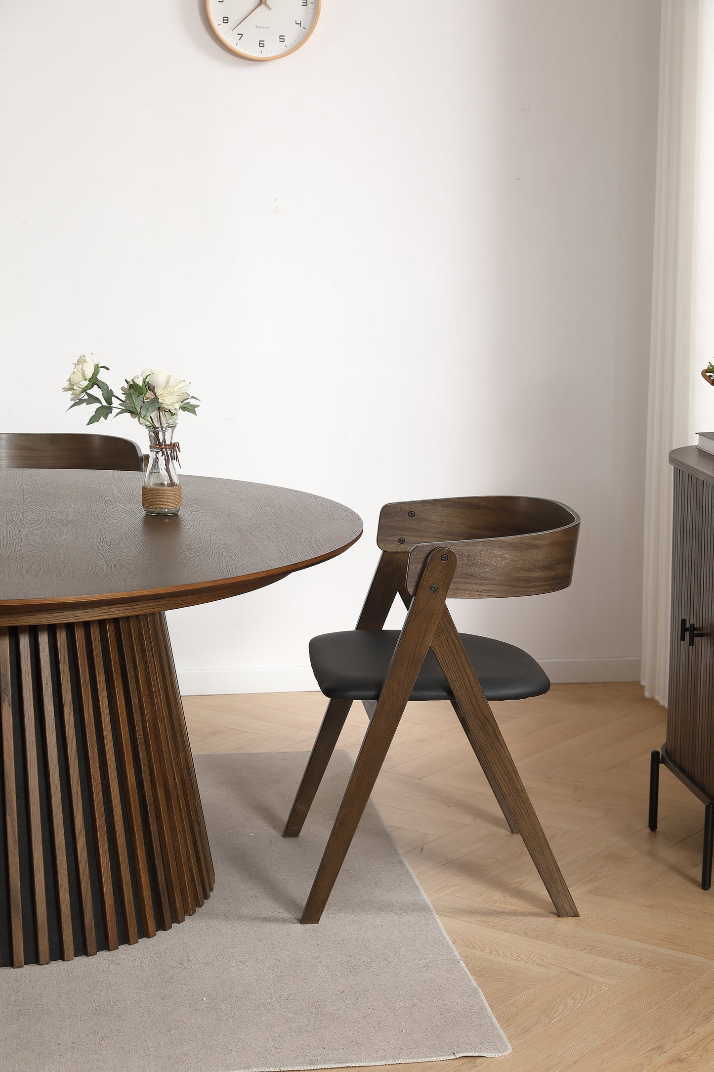 Chaise en bois Samantha en chêne fumé avec assise en PU noire