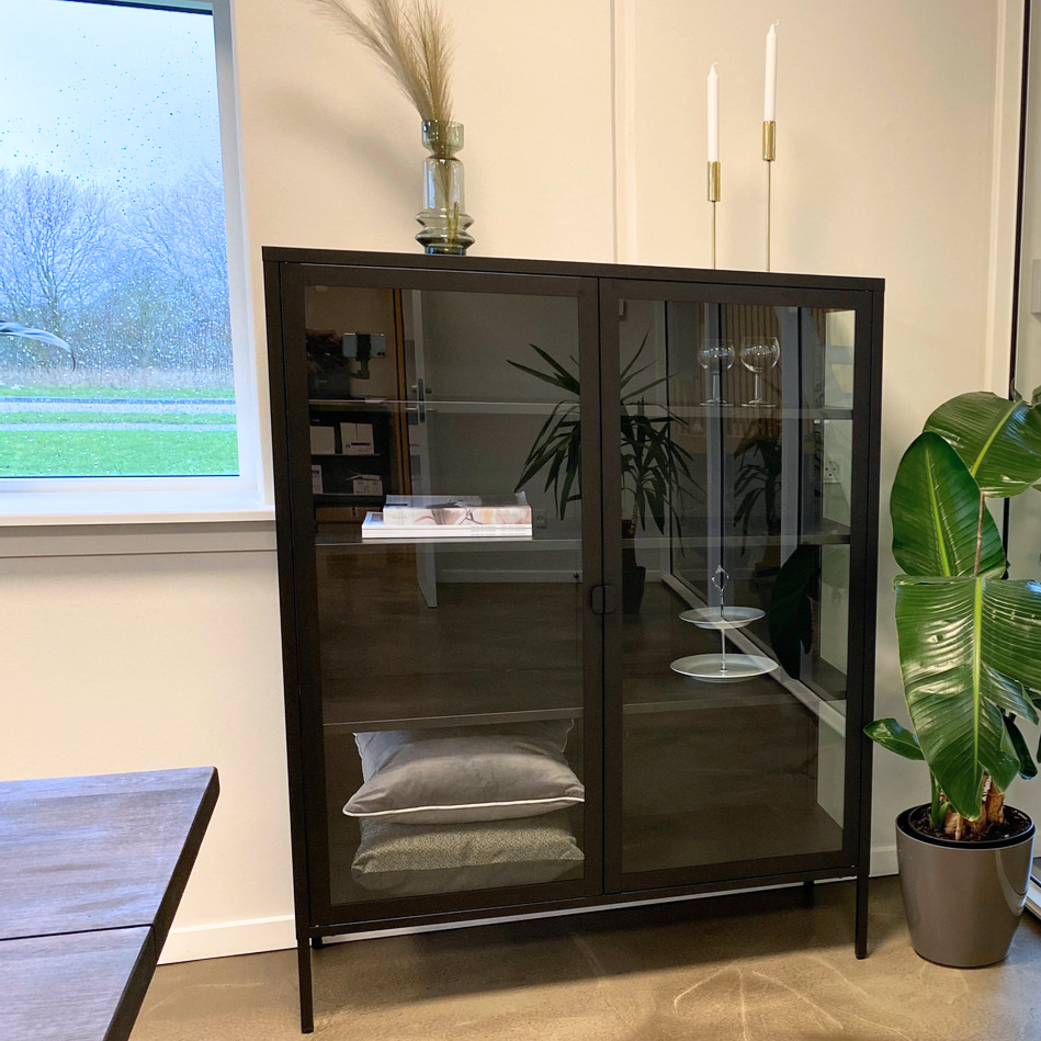 Herman - Vitrine en métal noir/verre 110 x 40 x 140 cm