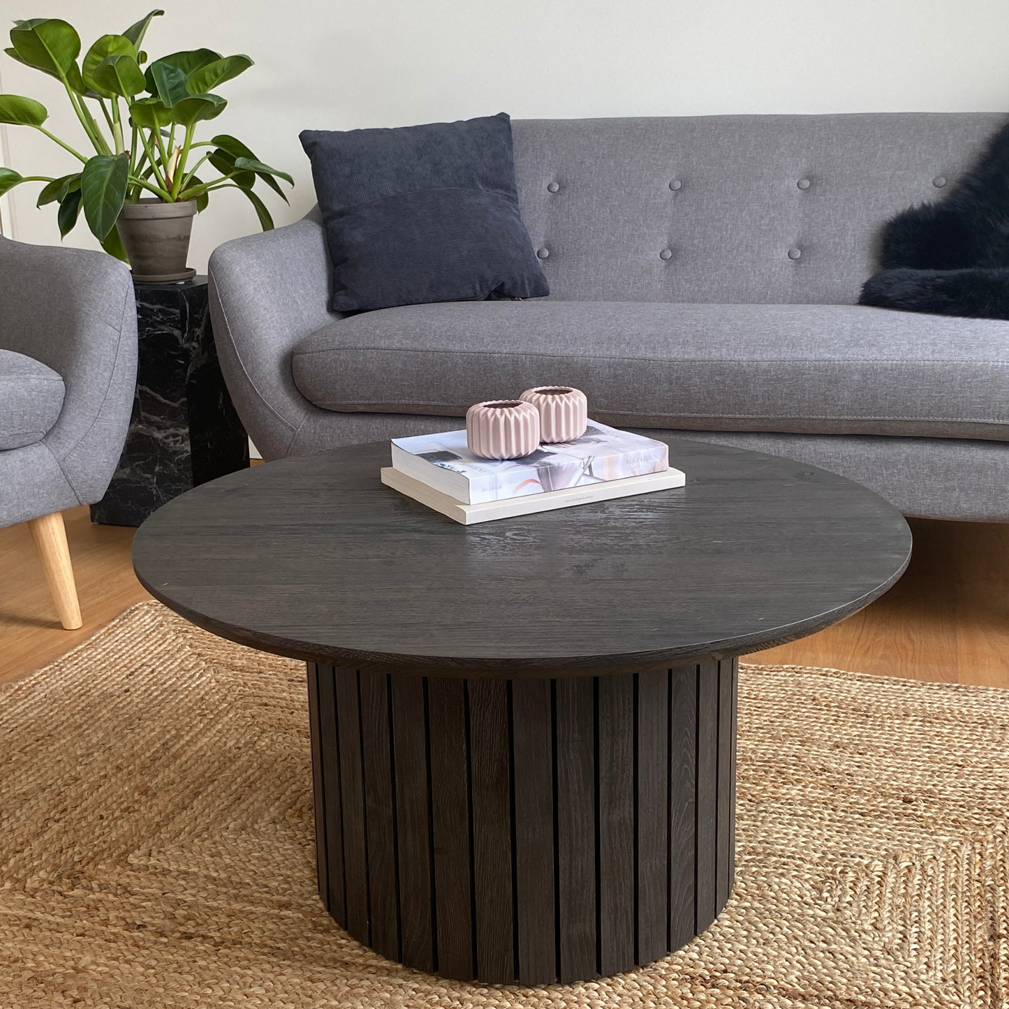 Milas - Table basse ronde en lamelles Ø80 cm en placage de chêne fumé avec pied colonne