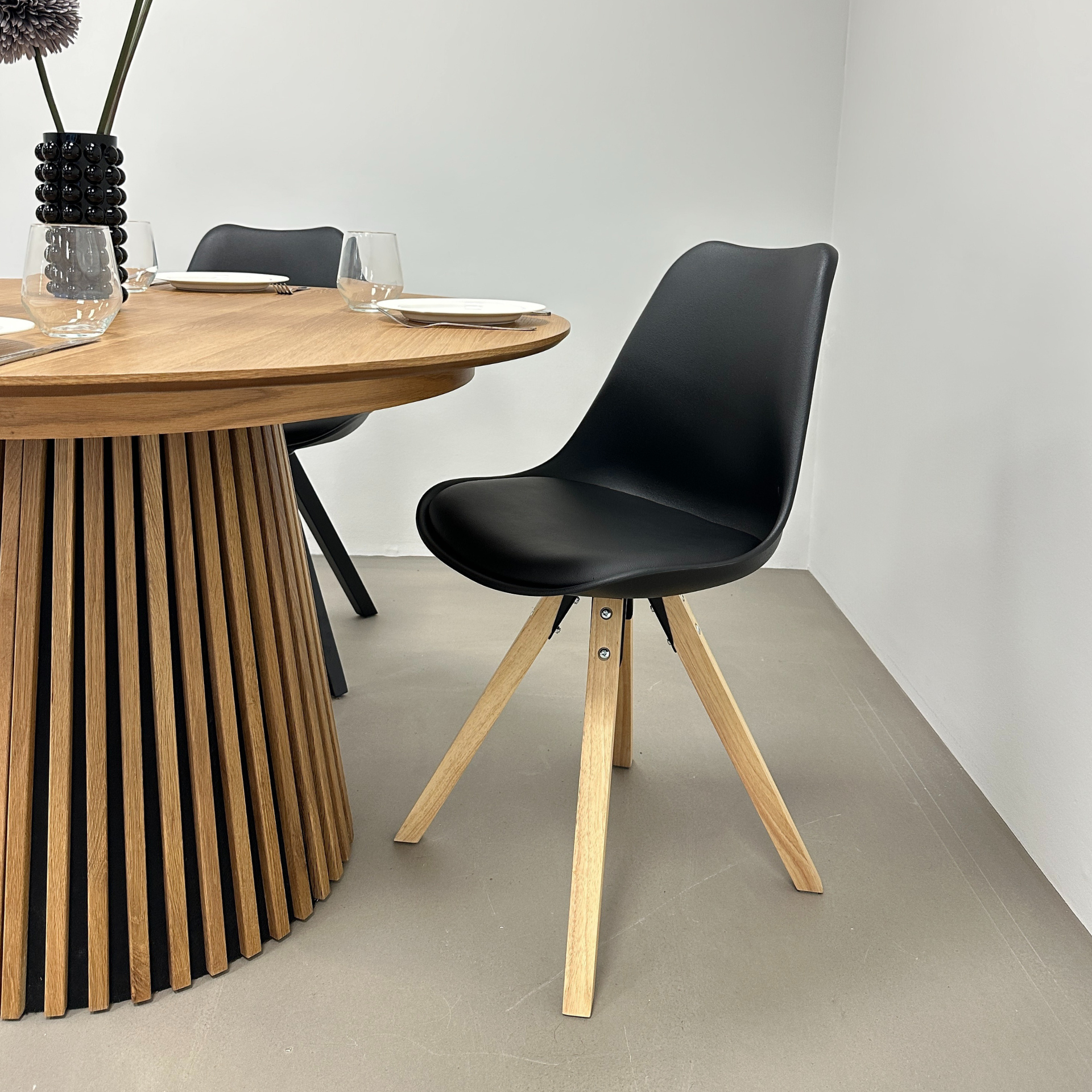 Aria - Chaise de salle à manger noire avec pieds en bois