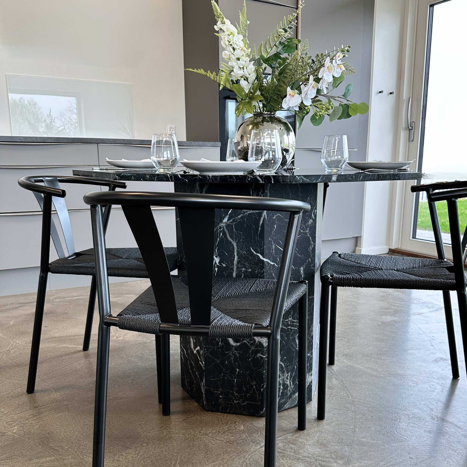 Shila - Chaise de salle à manger noire avec tressage noir