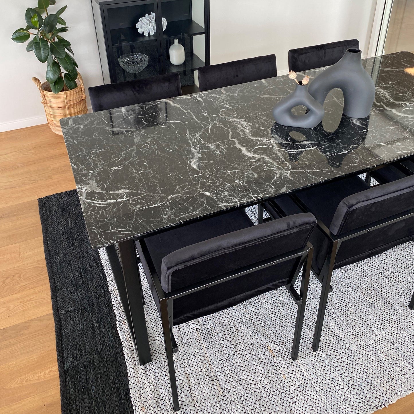 Allie - Chaise de salle à manger en velours noir avec accoudoirs
