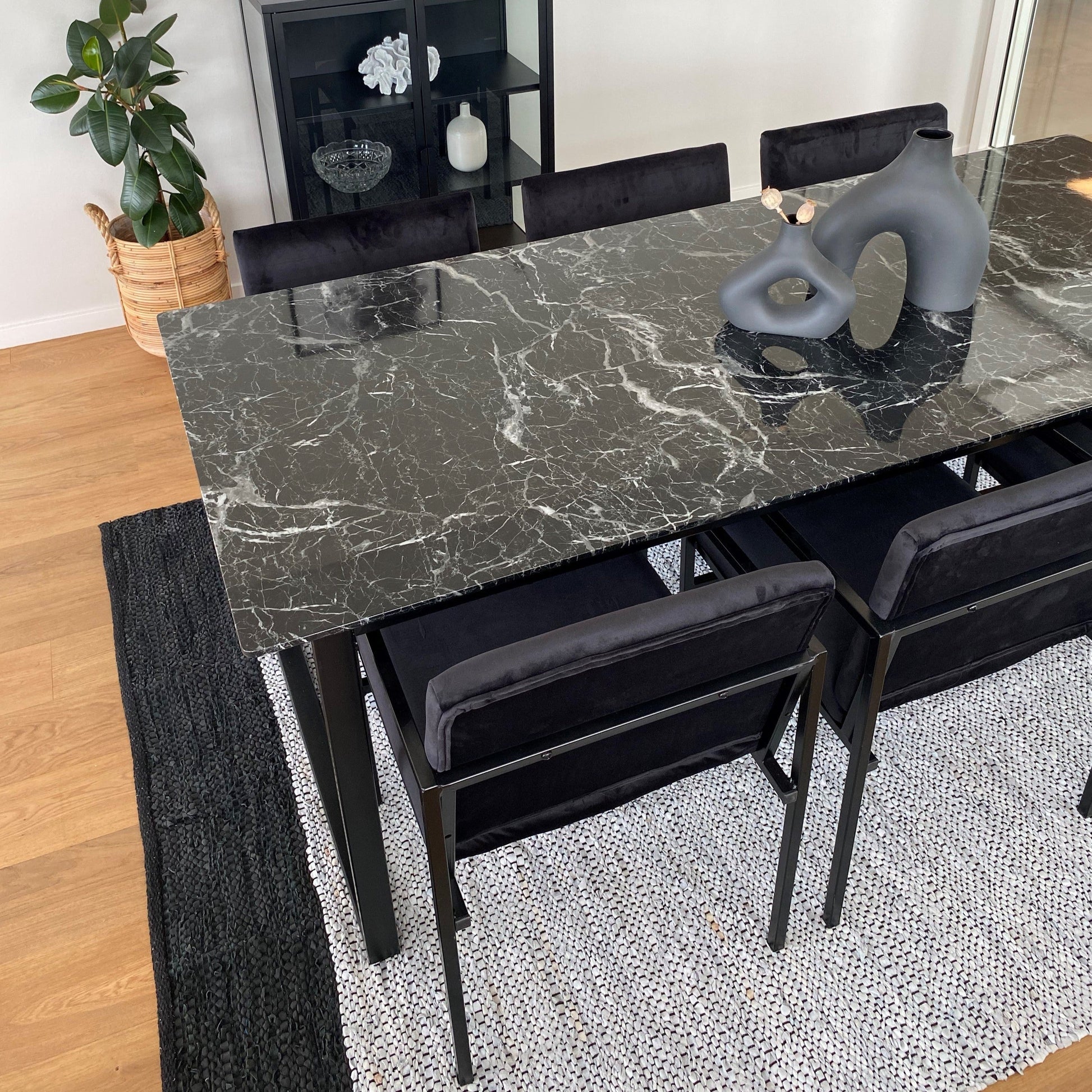 Allie - Chaise de salle à manger en velours noir avec accoudoirs