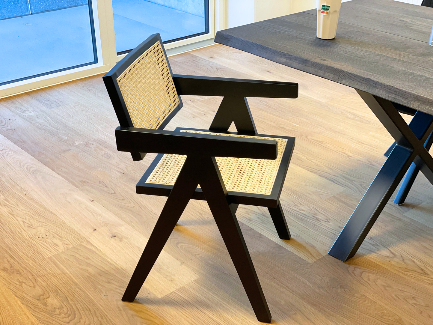 Ava - Chaise de salle à manger avec accoudoirs noire avec assise en rotin