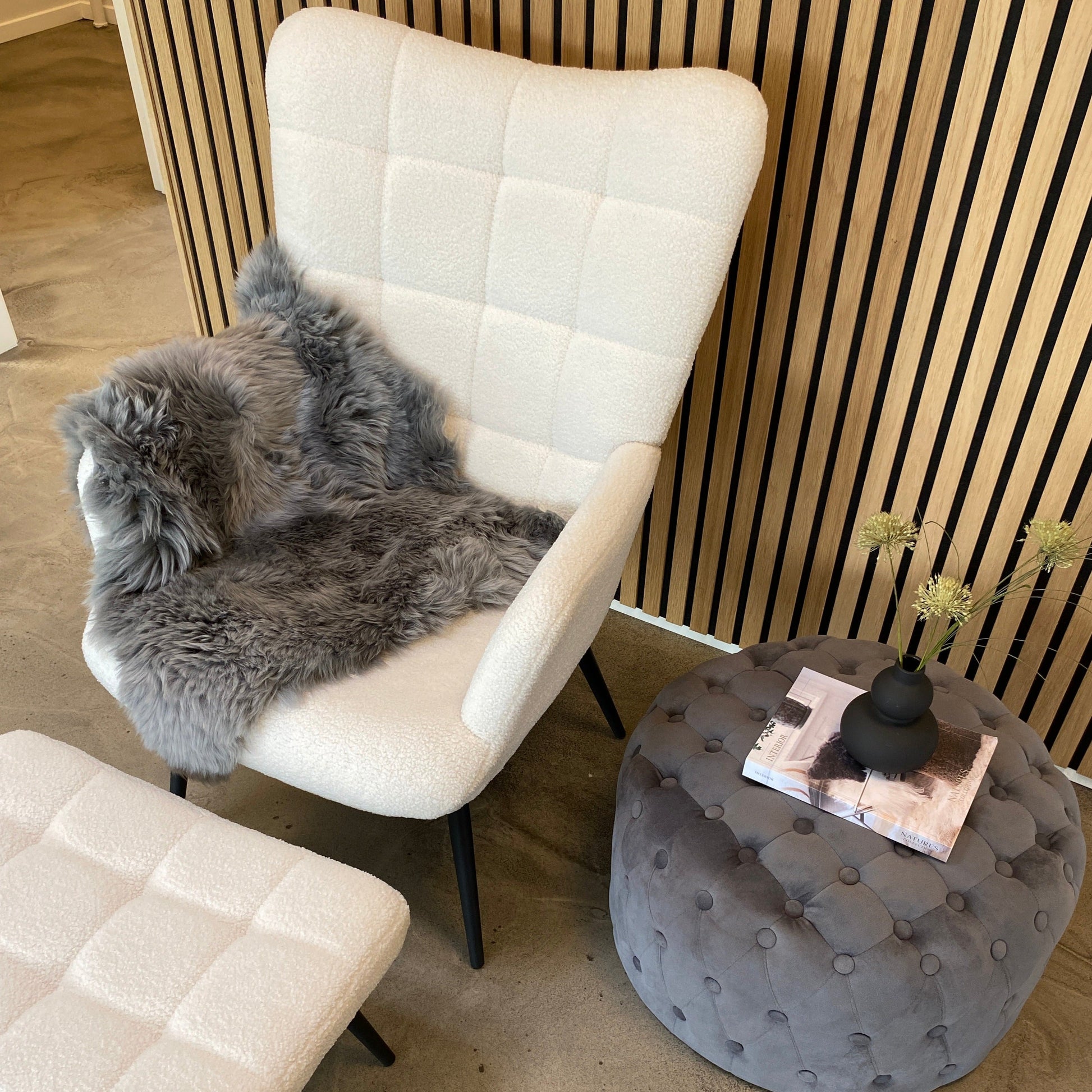 Allison Fauteuil avec Repose-pieds - peluche blanche/imitation peau de mouton