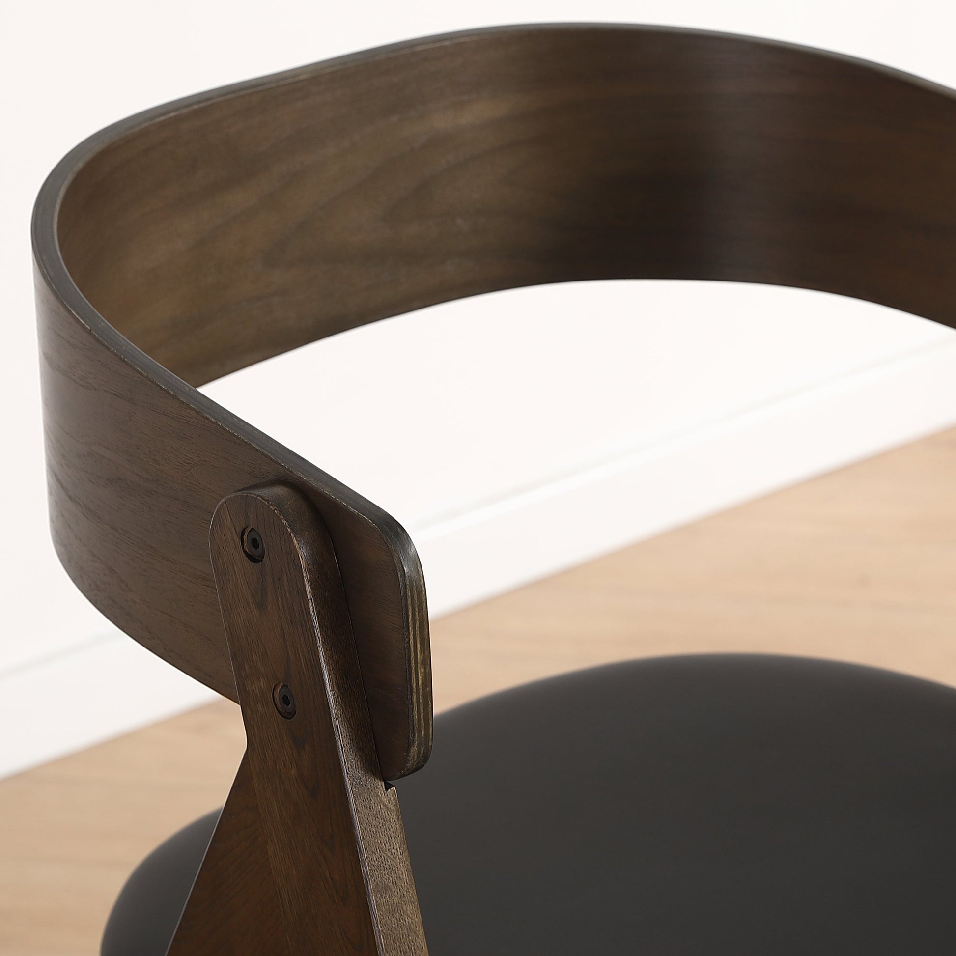 Chaise en bois Samantha en chêne fumé avec assise en PU noire